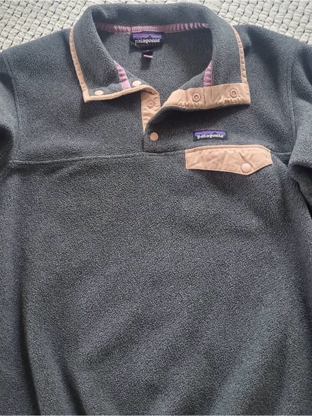 Patagonia gray fleece pullover with peach trim